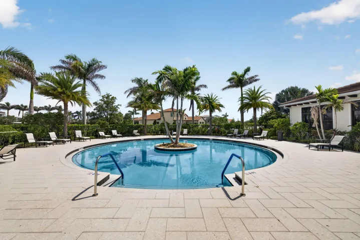 Resort Style Pool (4)