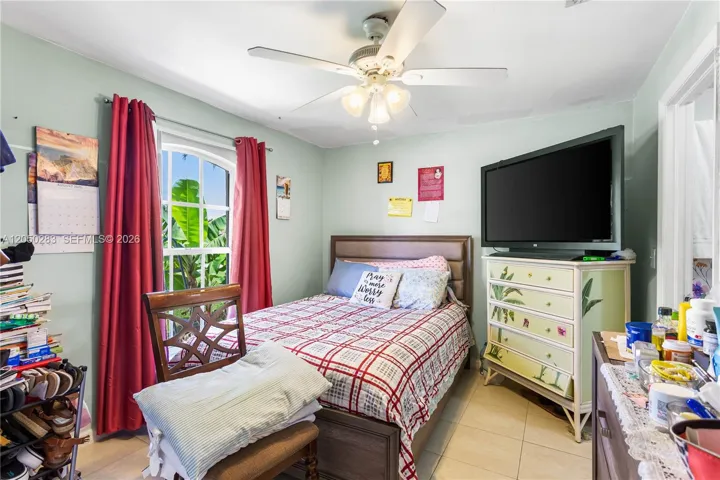 On the opposite side, you’ll find TWO ADDITIONAL BEDROOMS joined by a JACL-N JILL BATHROOM, plus a flexible den/home office/study that can also function as a FOURTH BEDROOM.