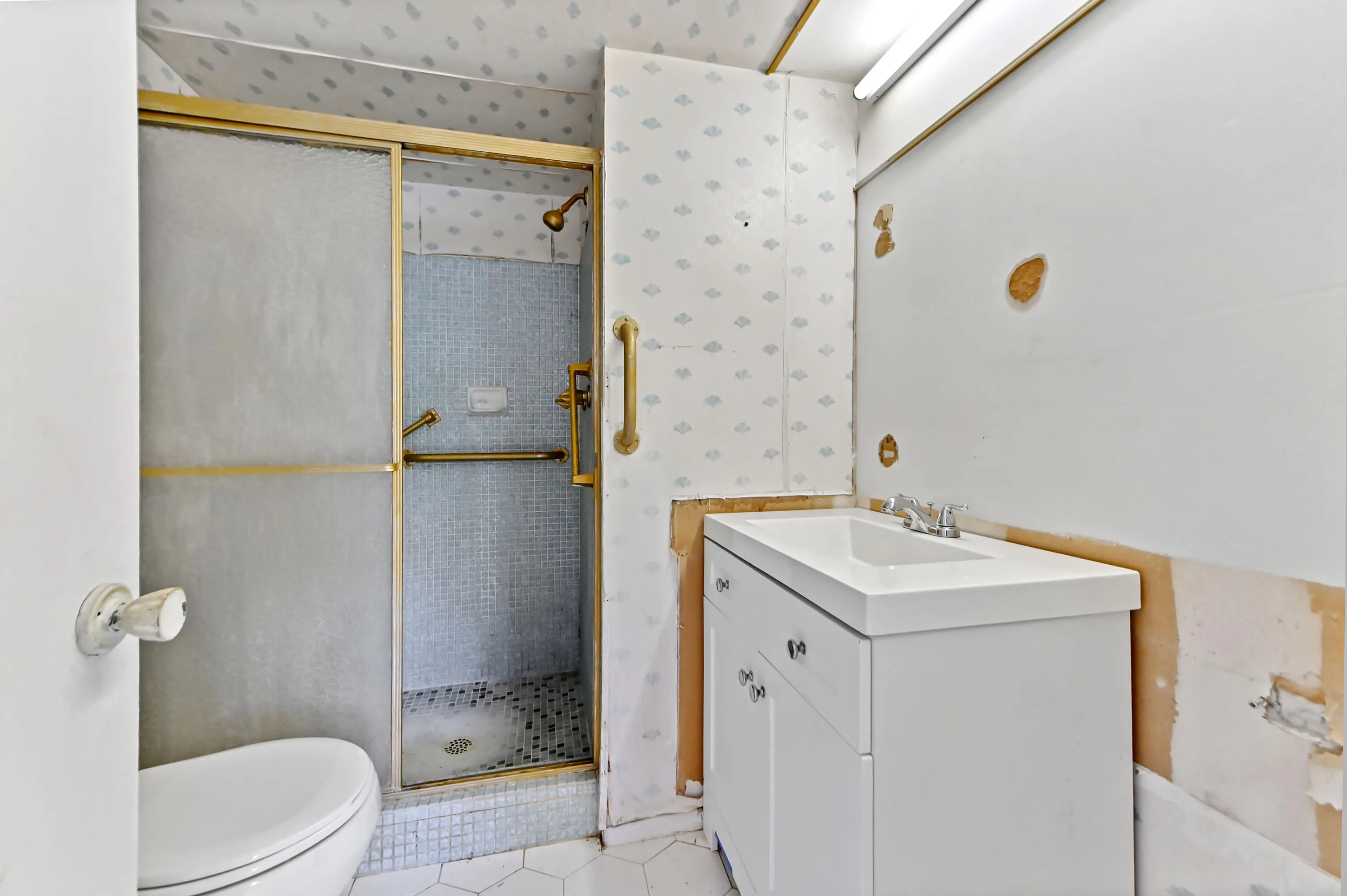 19 bathroom 01