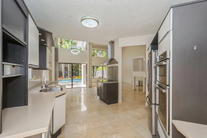 11_5504FoxHollowDr_177001_Kitchen_Large