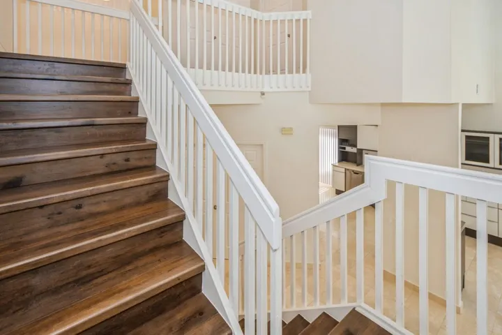 19_5504FoxHollowDr_68002_Staircase_Large