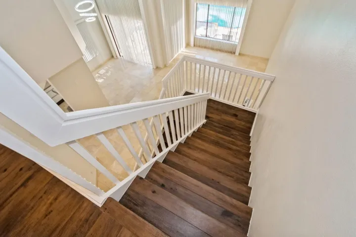 18_5504FoxHollowDr_68001_Staircase_Large