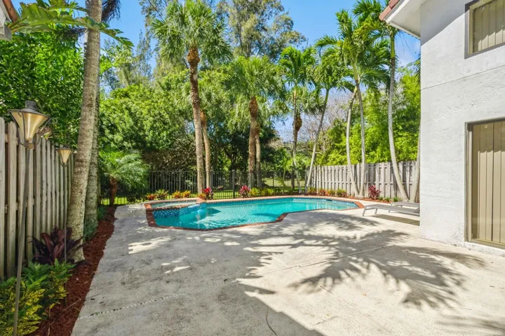 50_5504FoxHollowDr_26_BackYard_Large