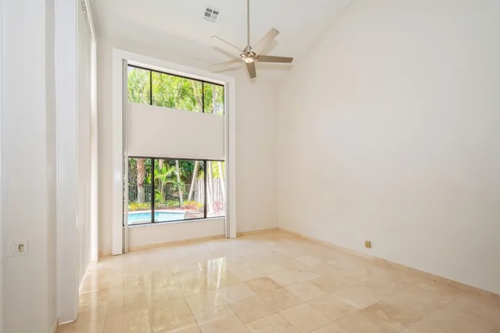 07_5504FoxHollowDr_10001_LivingRoom_Larg