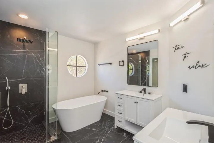 24_5504FoxHollowDr_13_PrimaryBathroom_La