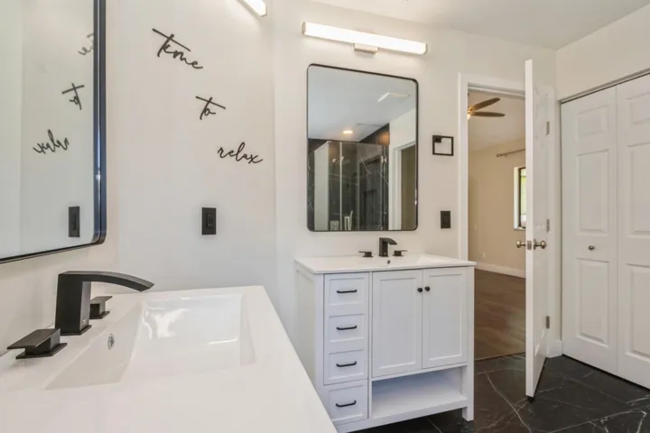 26_5504FoxHollowDr_13001_PrimaryBathroom