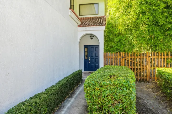 03_5504FoxHollowDr_84_Entryway_Large