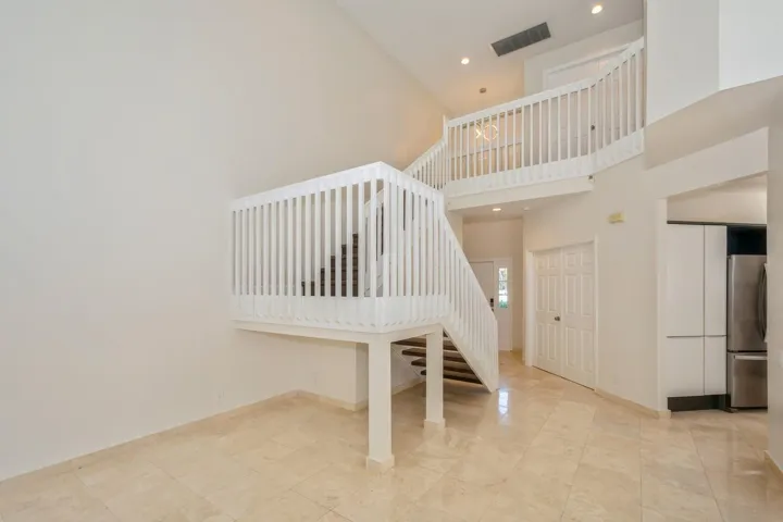 20_5504FoxHollowDr_68003_Staircase_Large