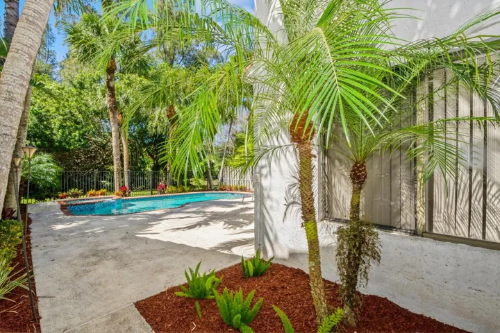 46_5504FoxHollowDr_27_SideYard_Large