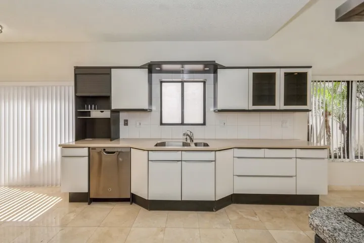 10_5504FoxHollowDr_5_Kitchen_Large