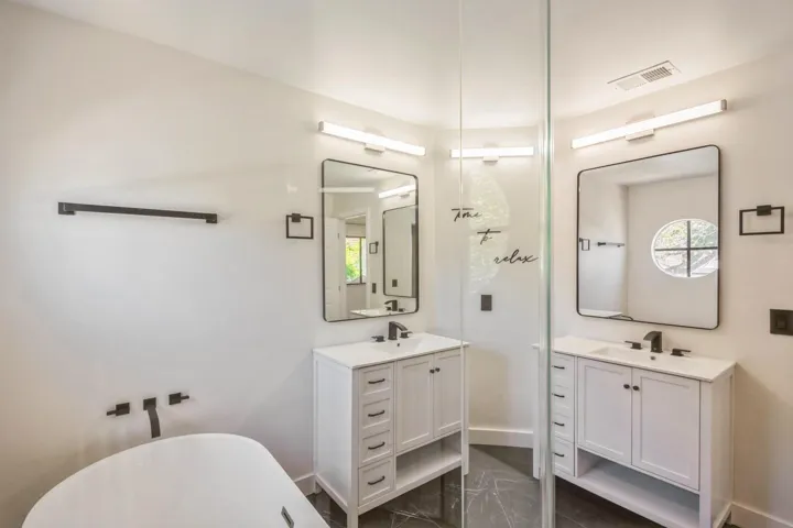 25_5504FoxHollowDr_168_PrimaryBathroom_L