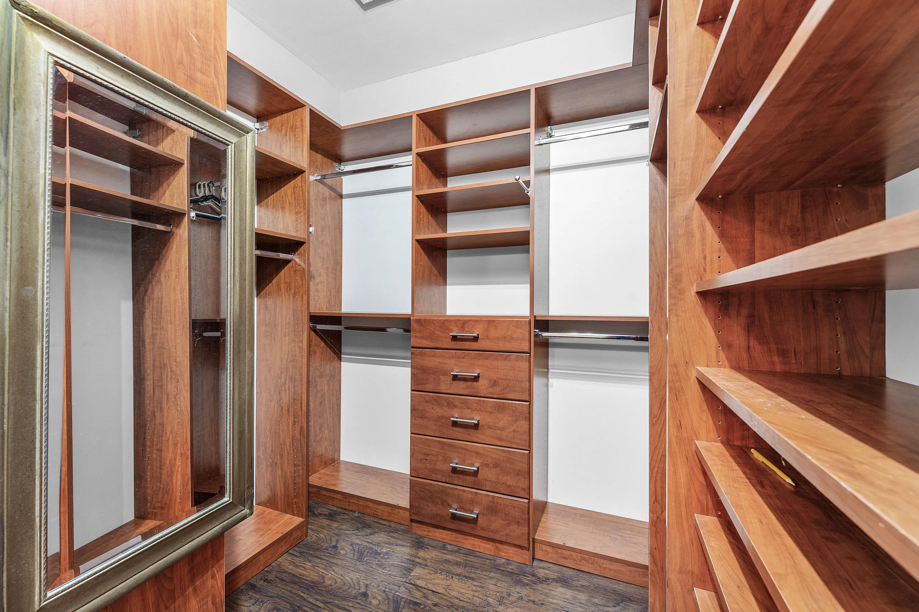 MASTER WALKING CLOSET