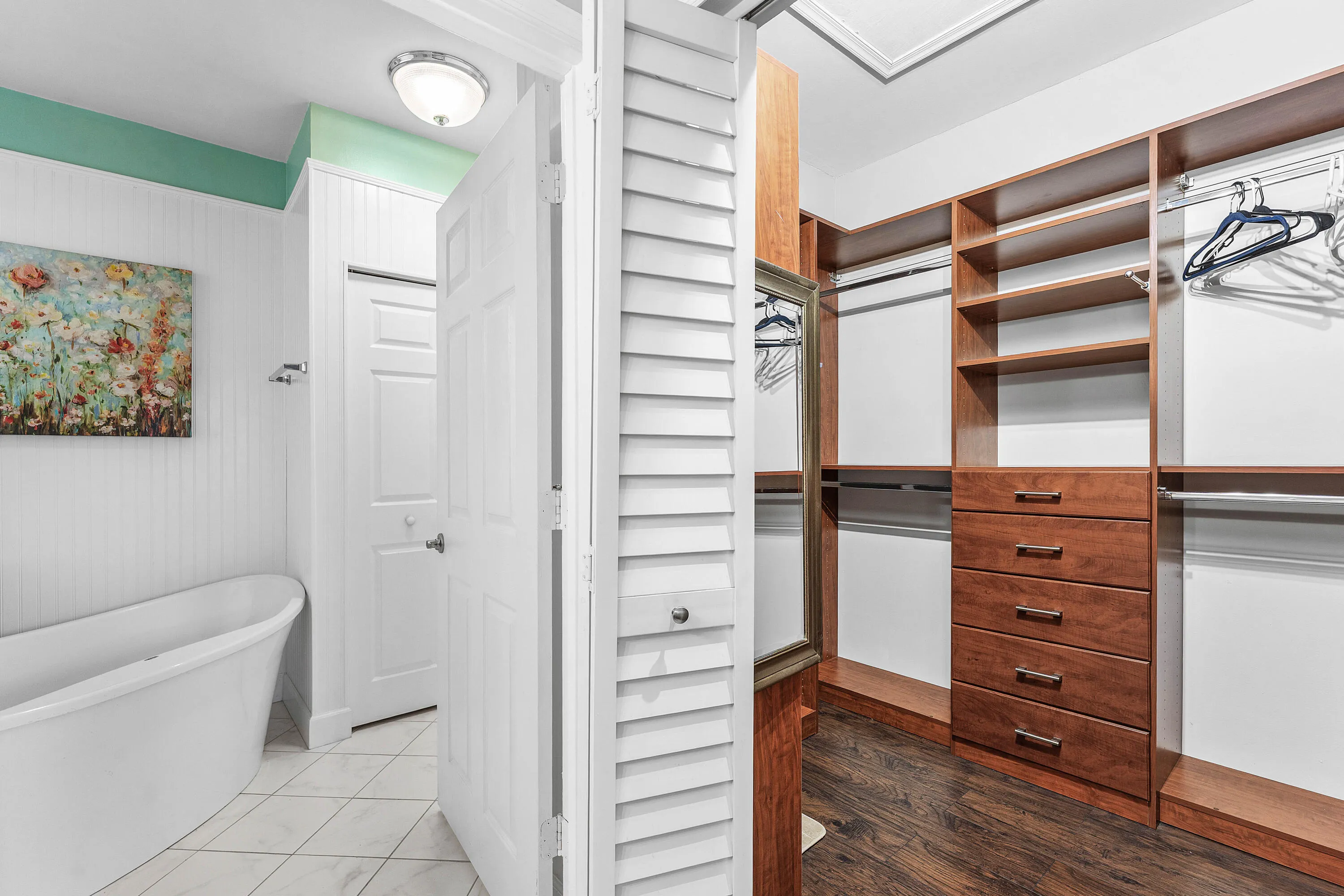 MASTER WALKING CLOSET
