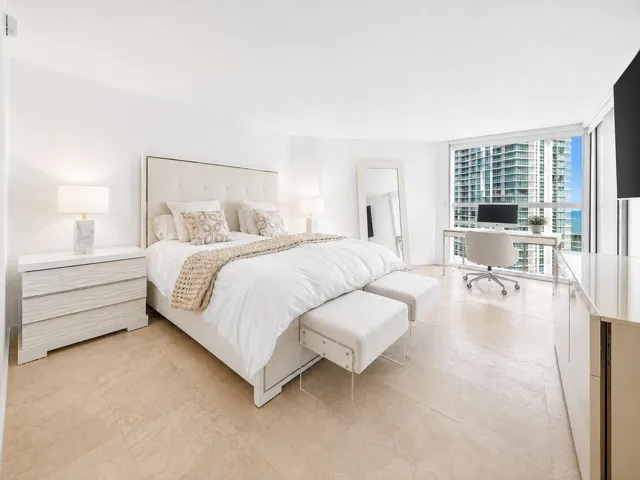 MASTERBEDROOM