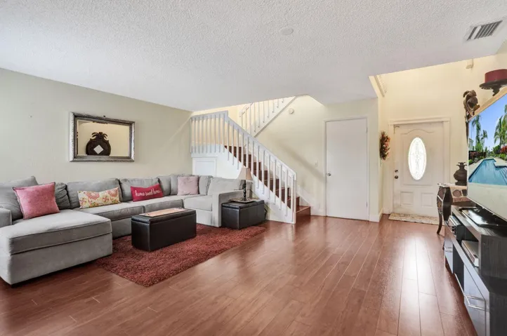 BEAUTIFUL LIVING RM WITH SPOTLESS FLOORS
