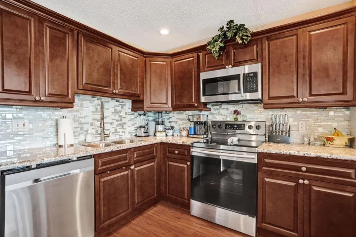 LARGE OPEN KITCHEN WOOD CABINETS AND GRANITE COUNTER TOPS