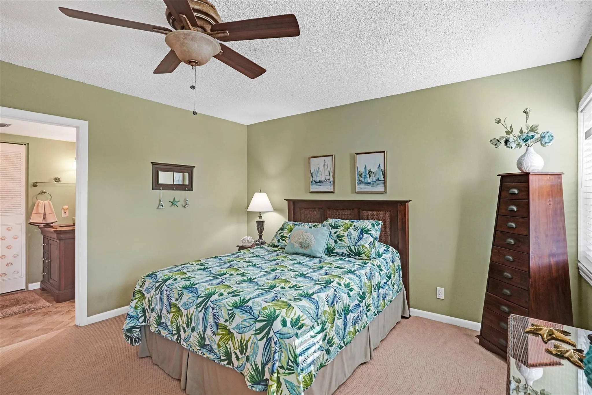 Beautifully furnished, light filled en-suite guest bedroom
