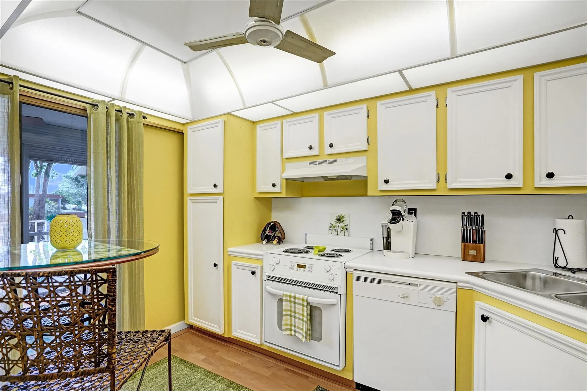 Kitchen with adorable breakfast area to enjoy your coffee.Brand new Stainless Steel Dishwasher recently installed, adding a fresh modern touch to this kitchen.