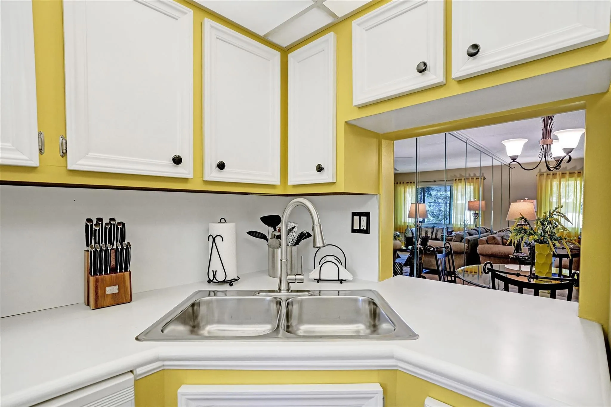 Charming , clean , and beautifully kept kitchen.