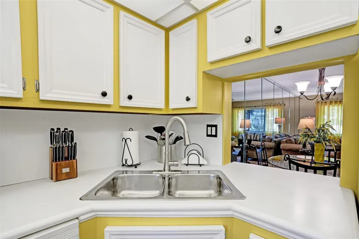 Charming , clean , and beautifully kept kitchen.