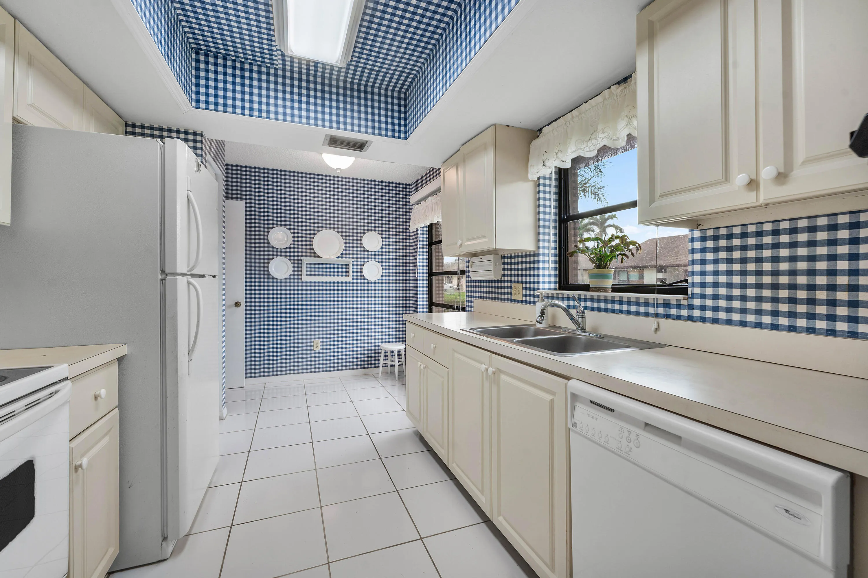 dine in kitchen nook