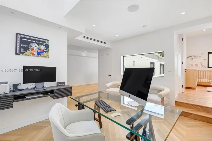 Designed for today’s lifestyle, the loft provides a refined workspace while remaining connected to the home’s impressive architectural volume.