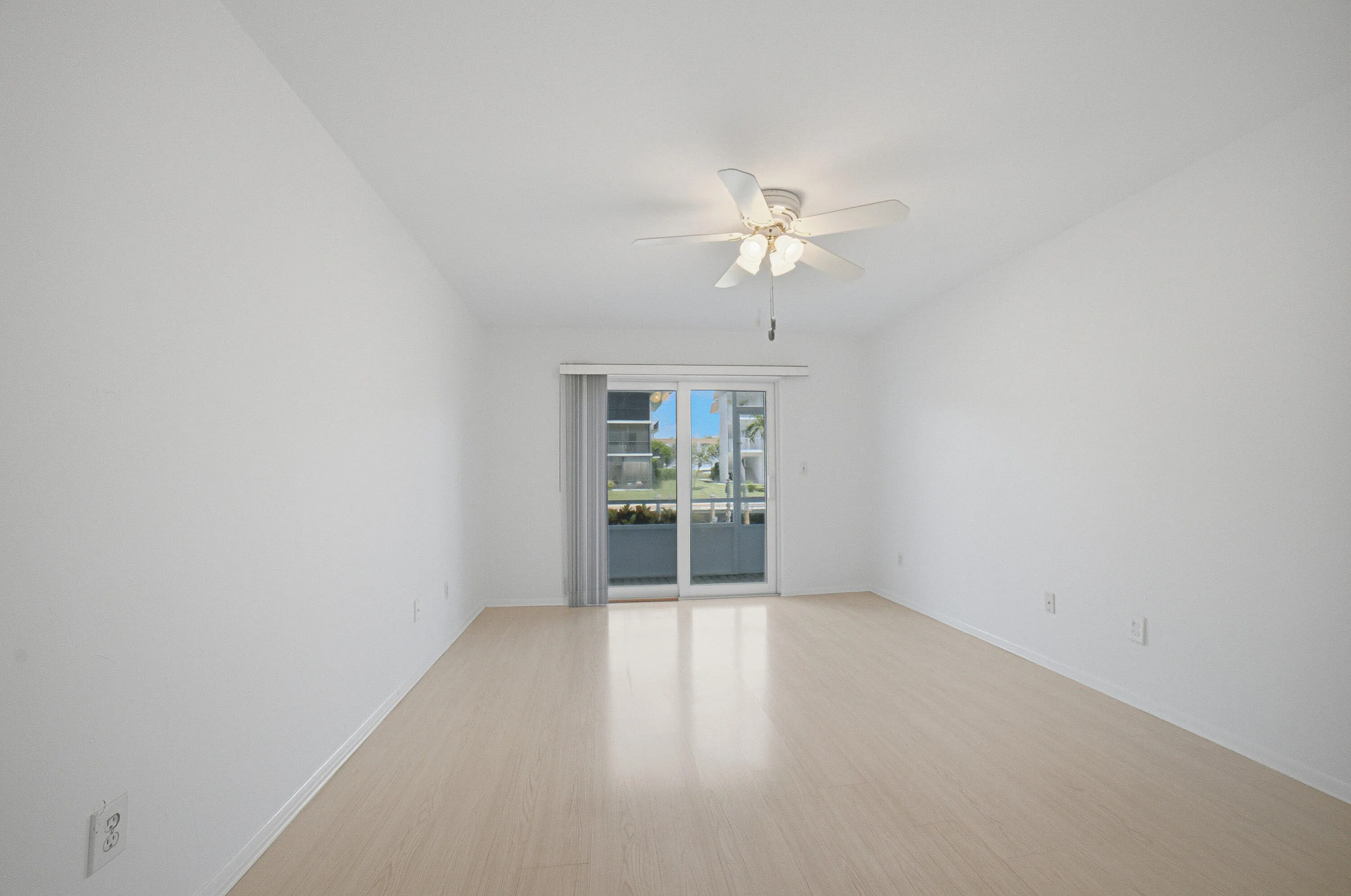 Master Bedroom w/patio slider