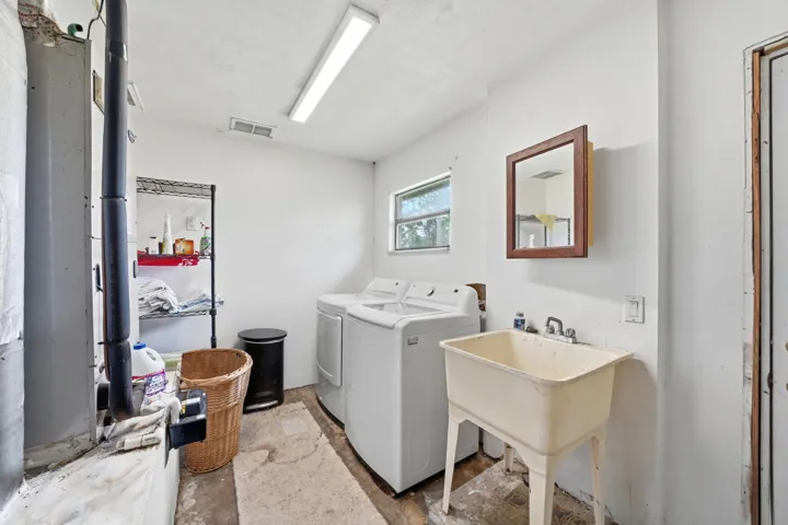 Laundry (room in garage)