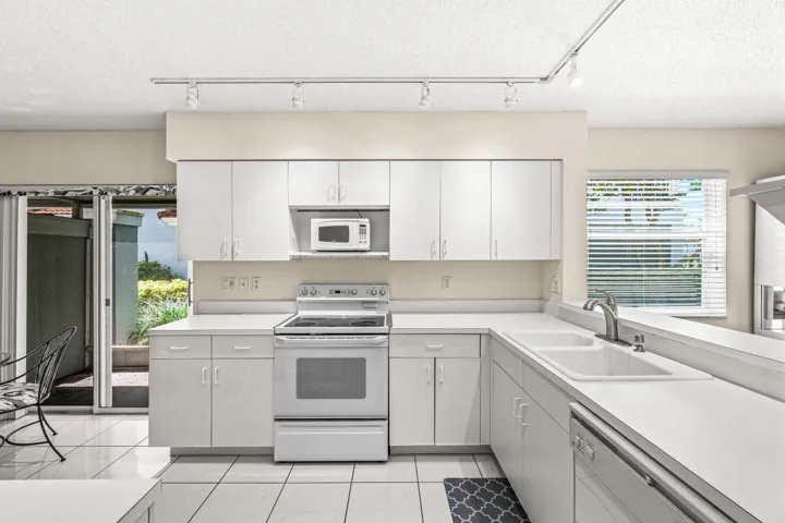 012-7408LakeMeadowWay-101-BoyntonBeach-F