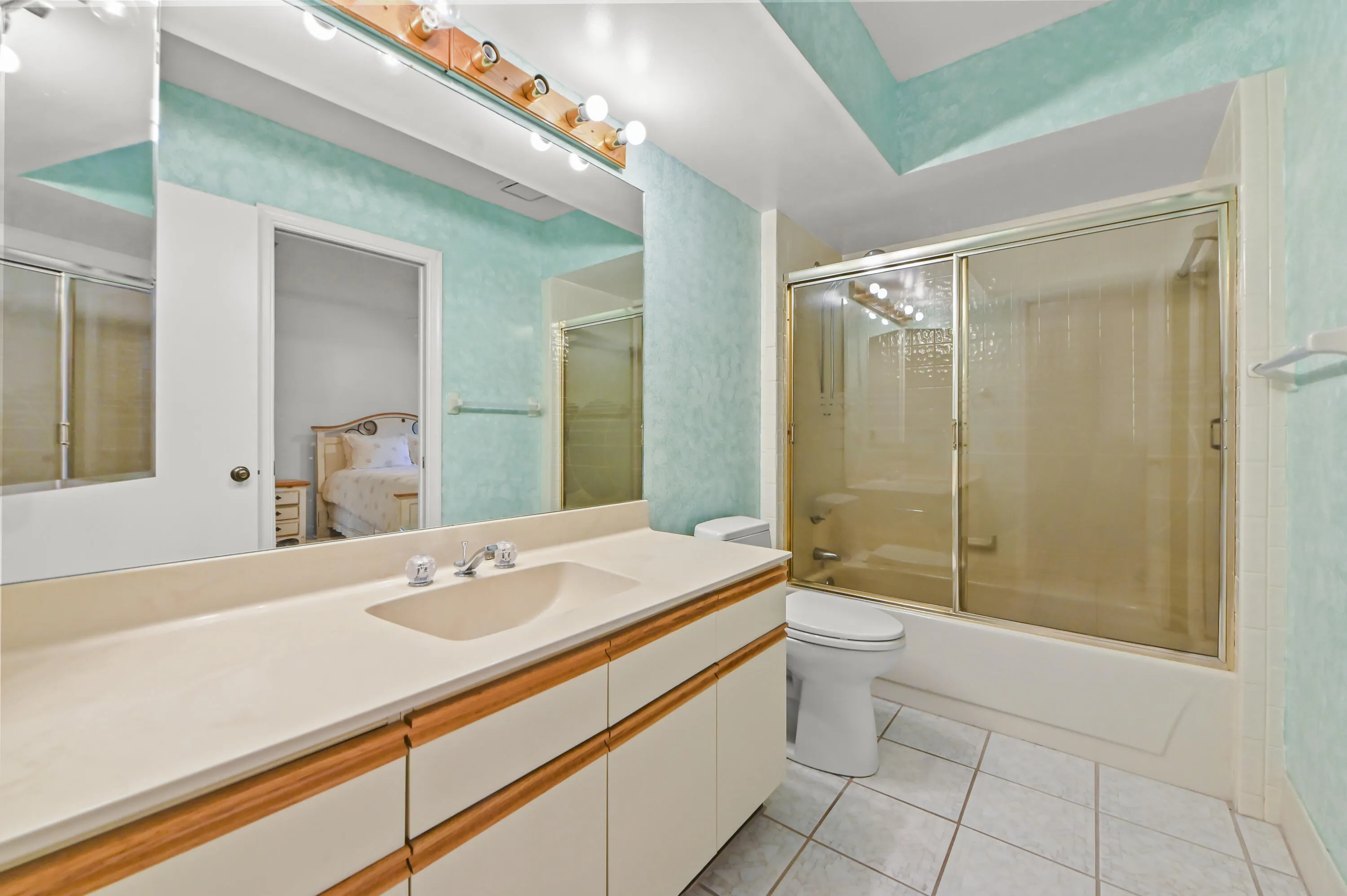 19 Bathroom 01
