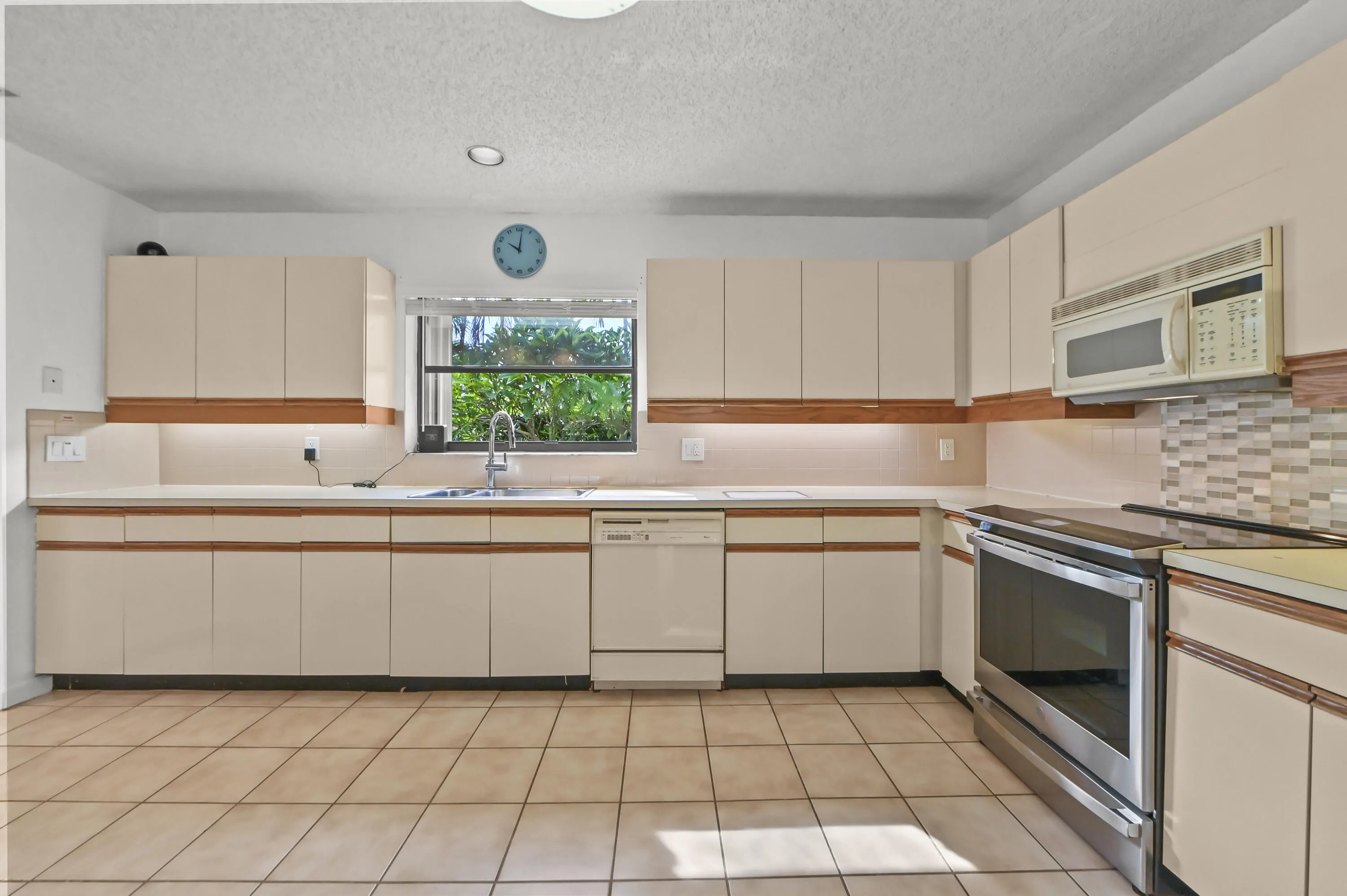 12 Kitchen 02
