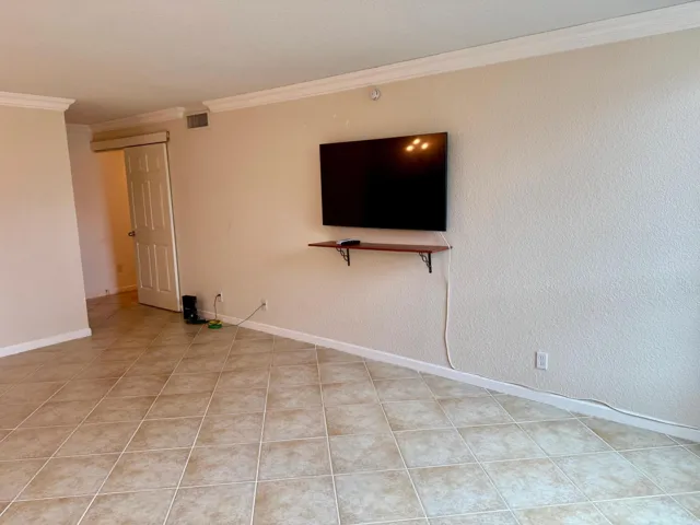 Primary Bedroom - TV Stays