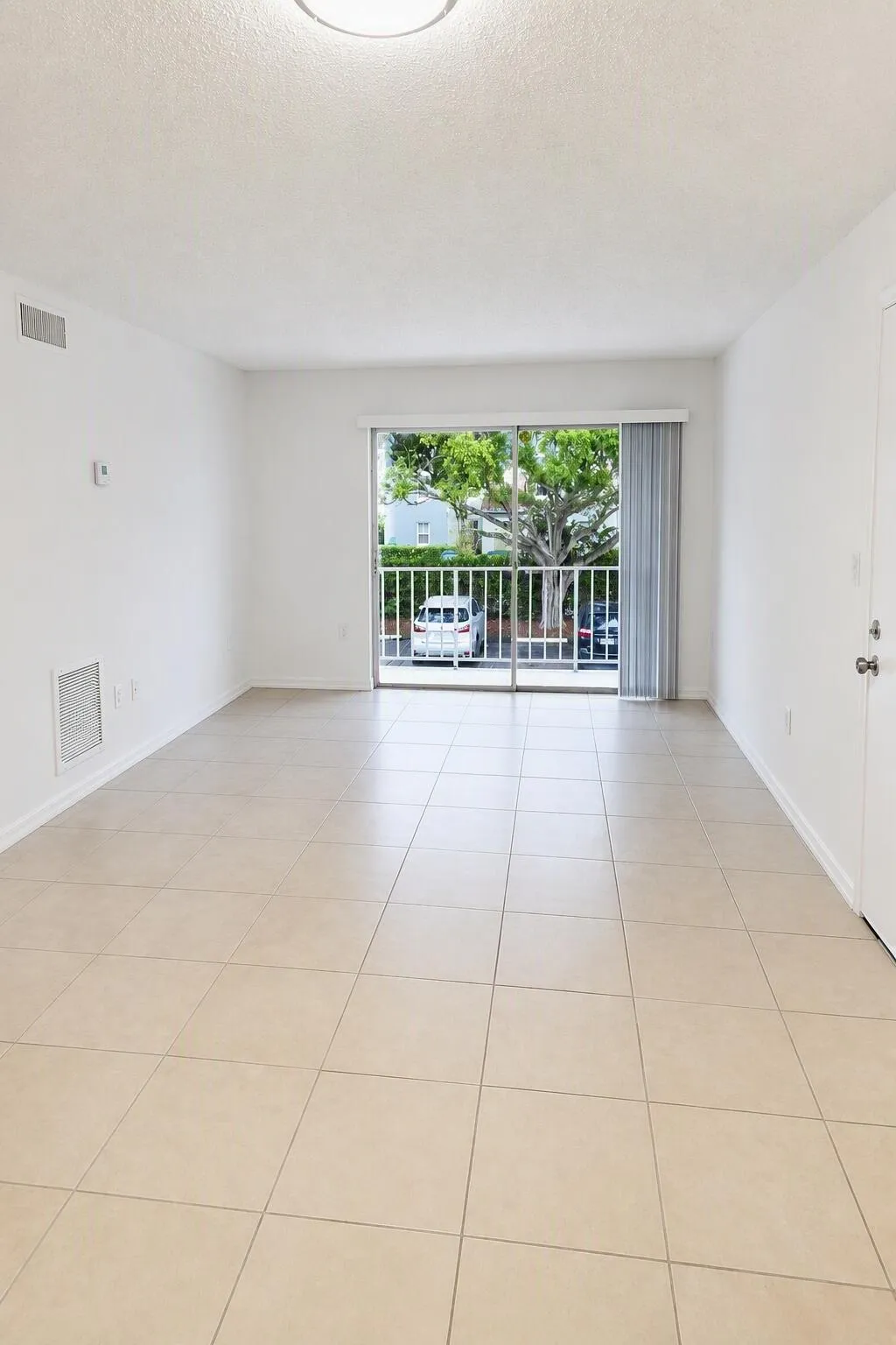 Adorable 2 Bedroom, 2 Bath. Conoo. Spacious Great Room with Balcony.