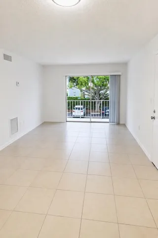 Adorable 2 Bedroom, 2 Bath. Conoo. Spacious Great Room with Balcony.