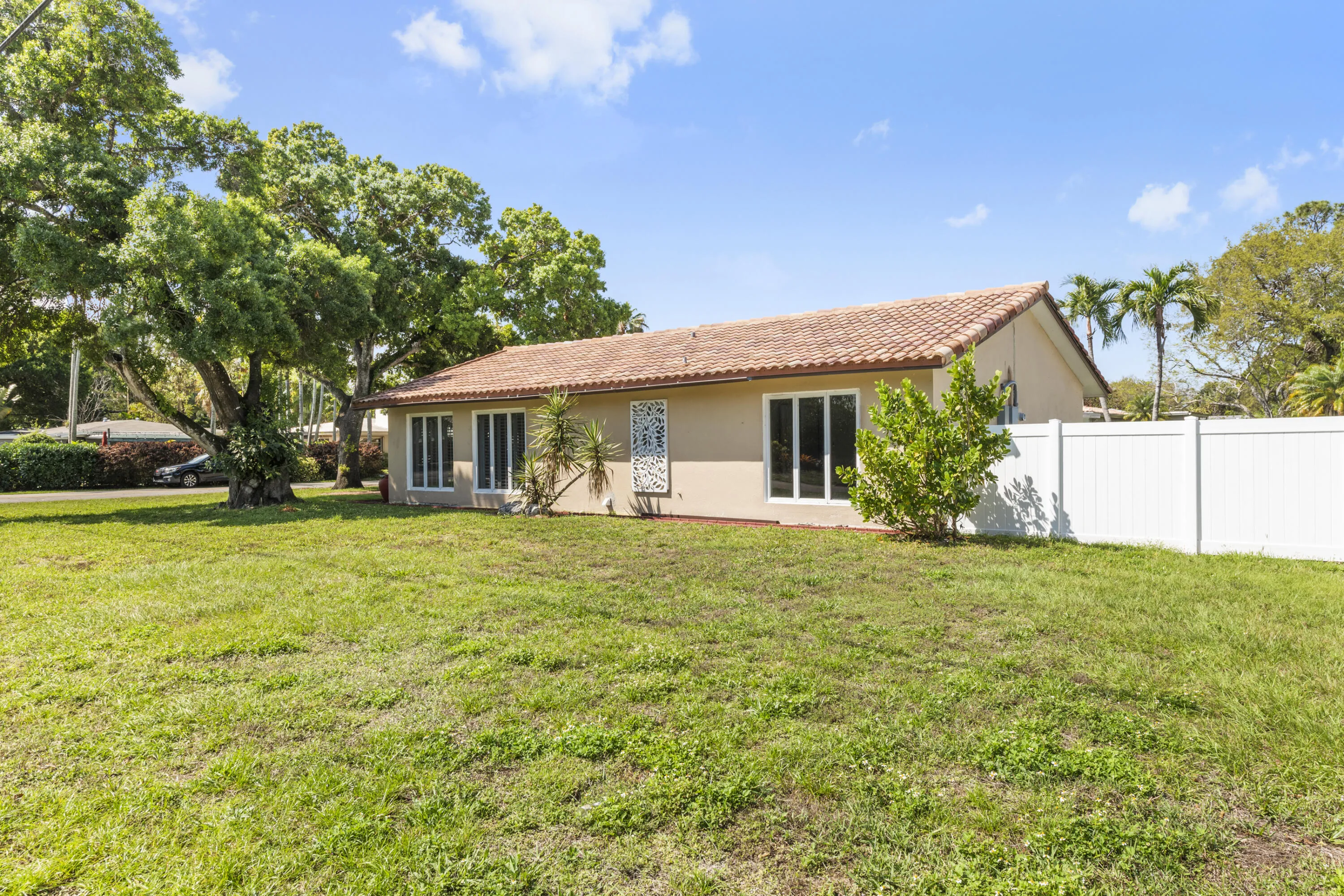 Large corner lot, room for pool