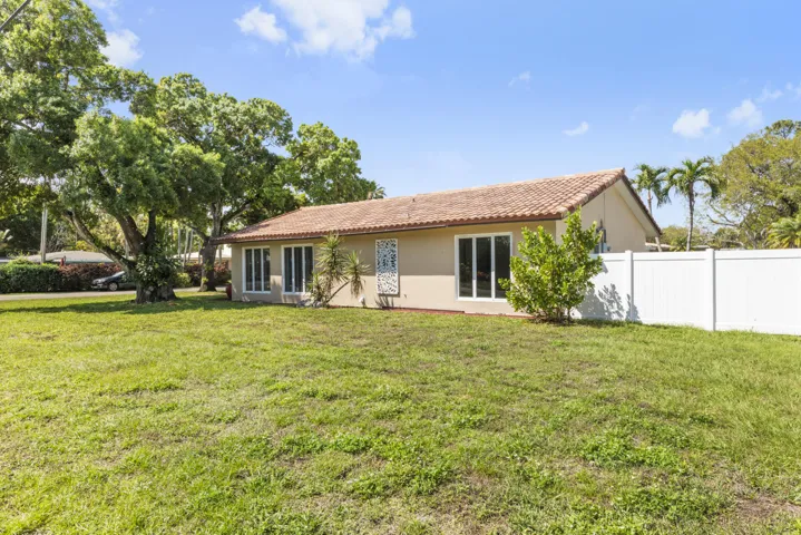 Large corner lot, room for pool