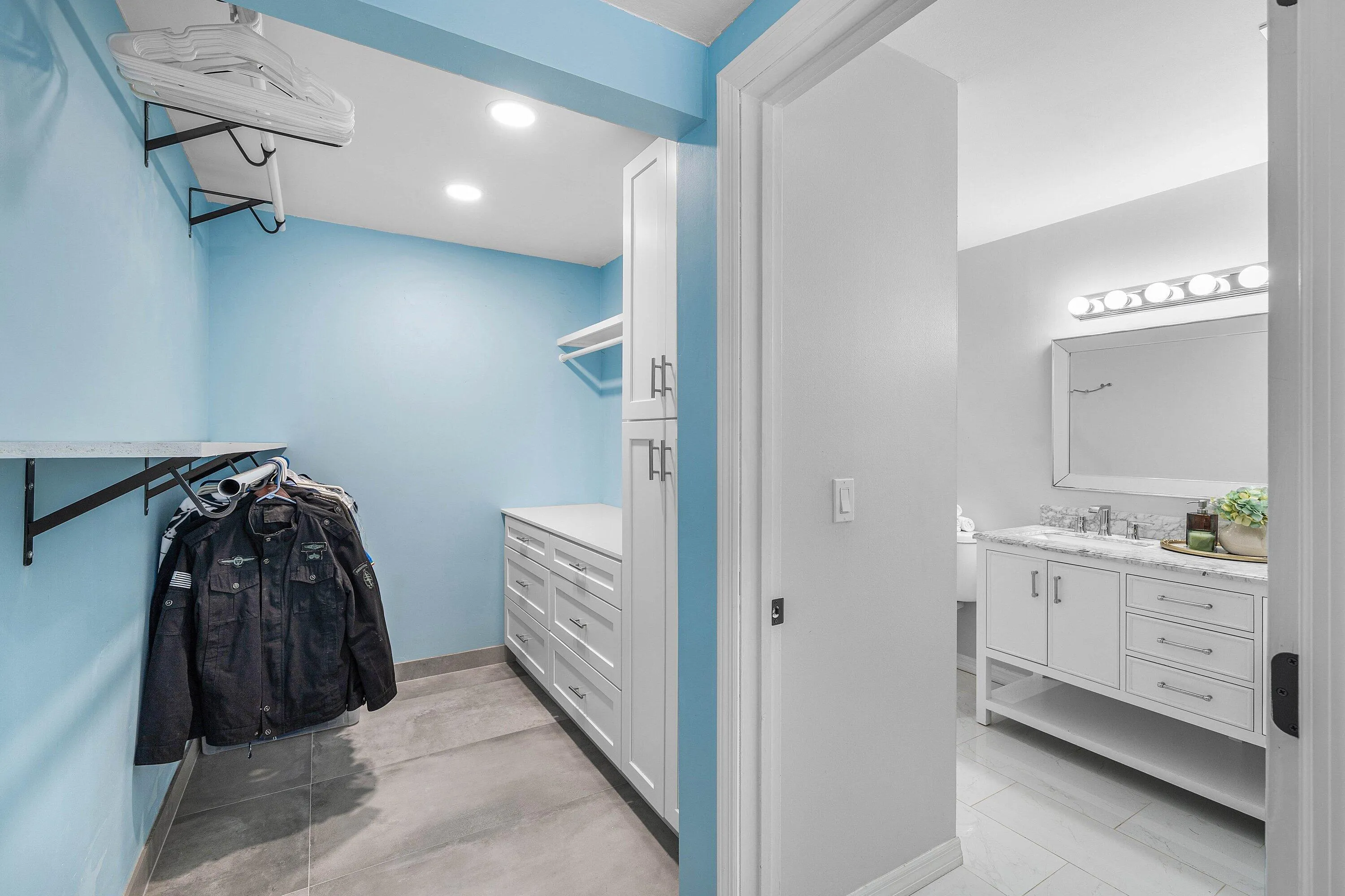 En-suite Closet & Bathroom