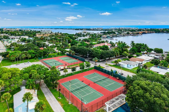 Tennis / Pickleball Ct in neighborhood