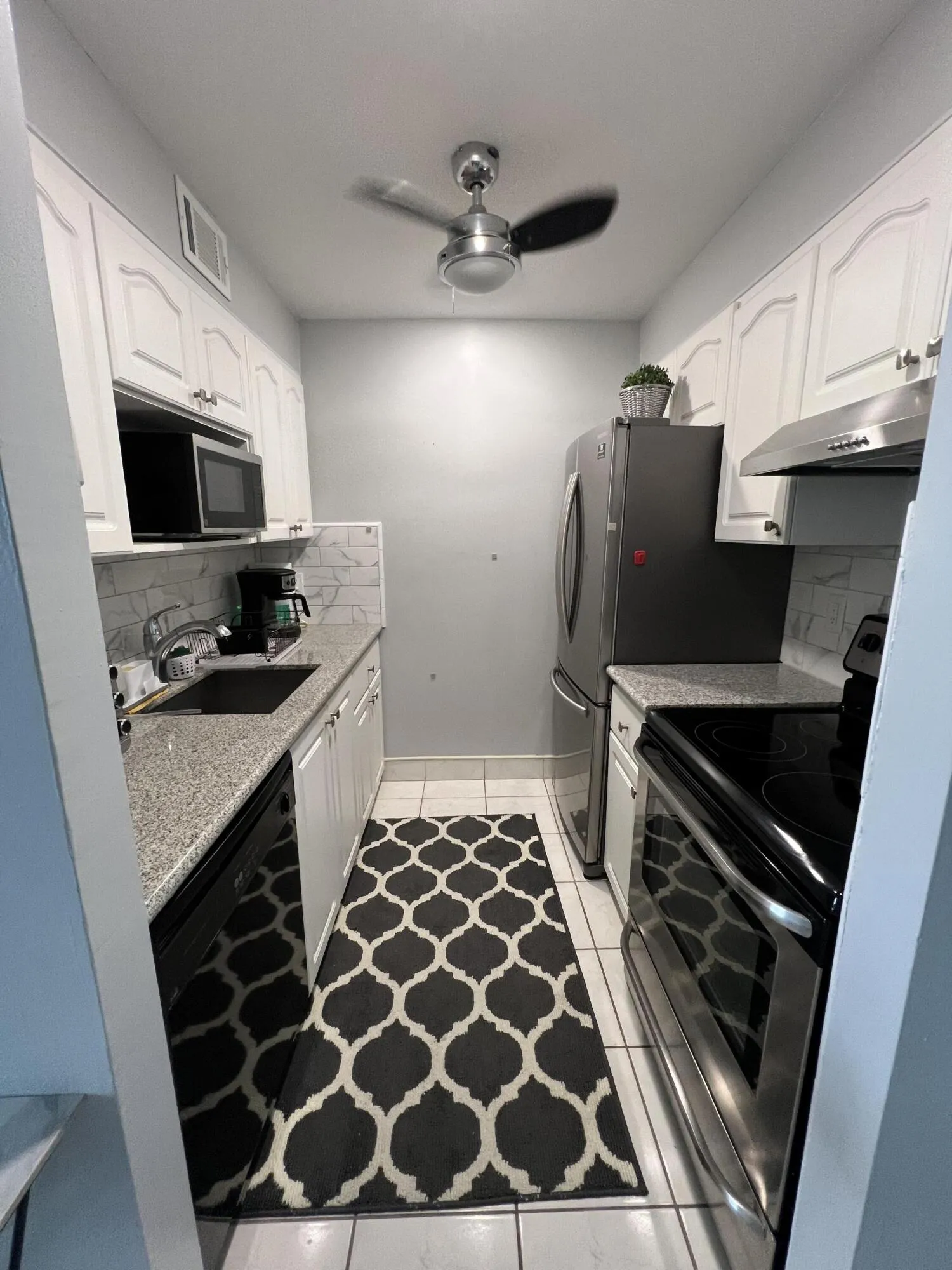 Kitchen to the right