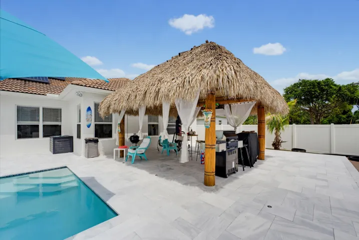 Rear deck and pool / Tiki Hut