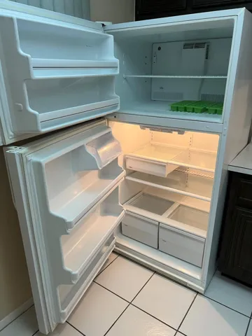REFRIDGERATOR