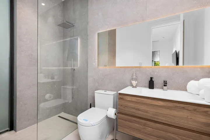 Guest Bath 7