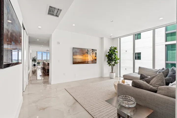 DEN/FAMILY ROOM