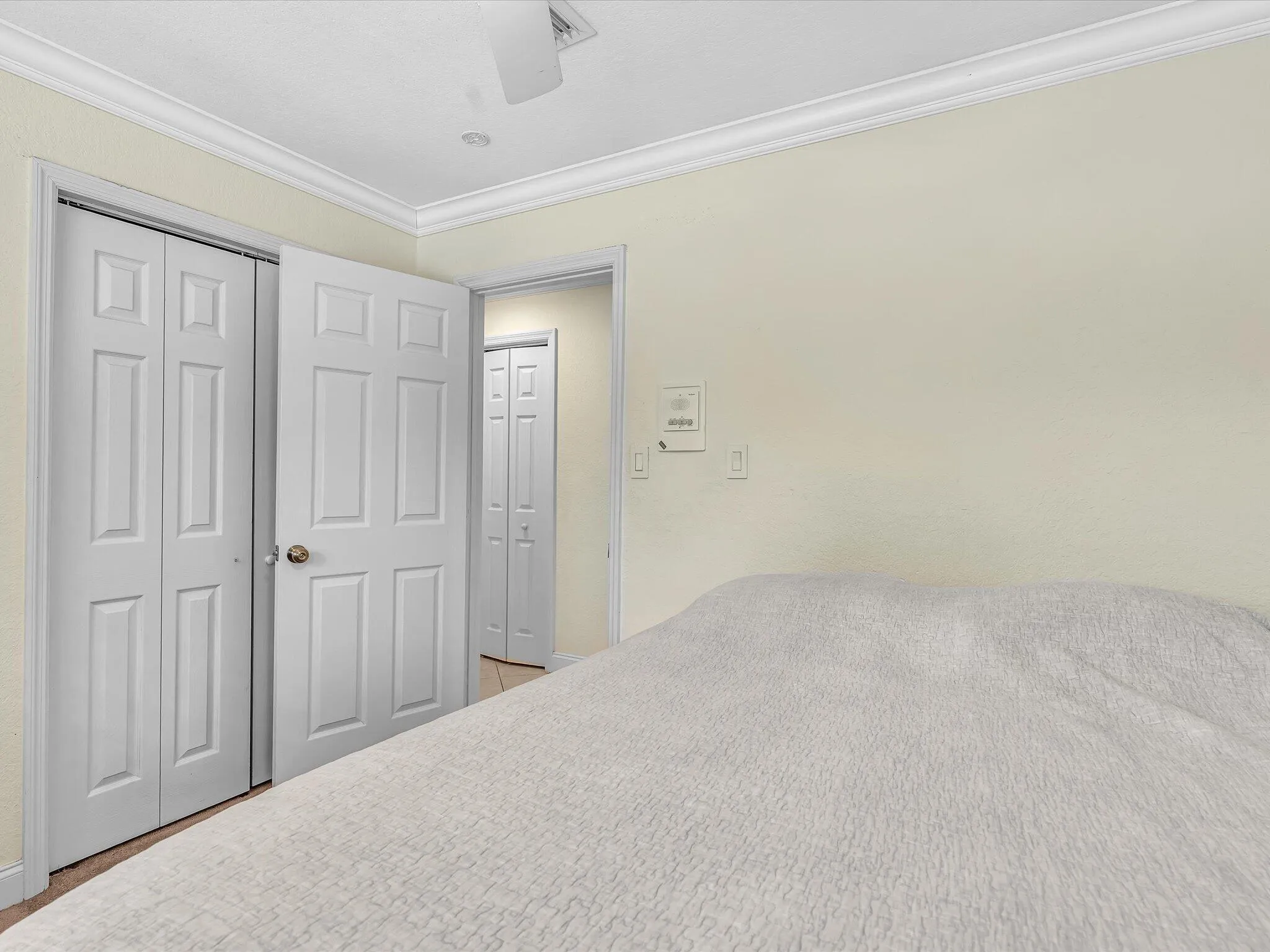 White crown molding with a recessed ceiling light