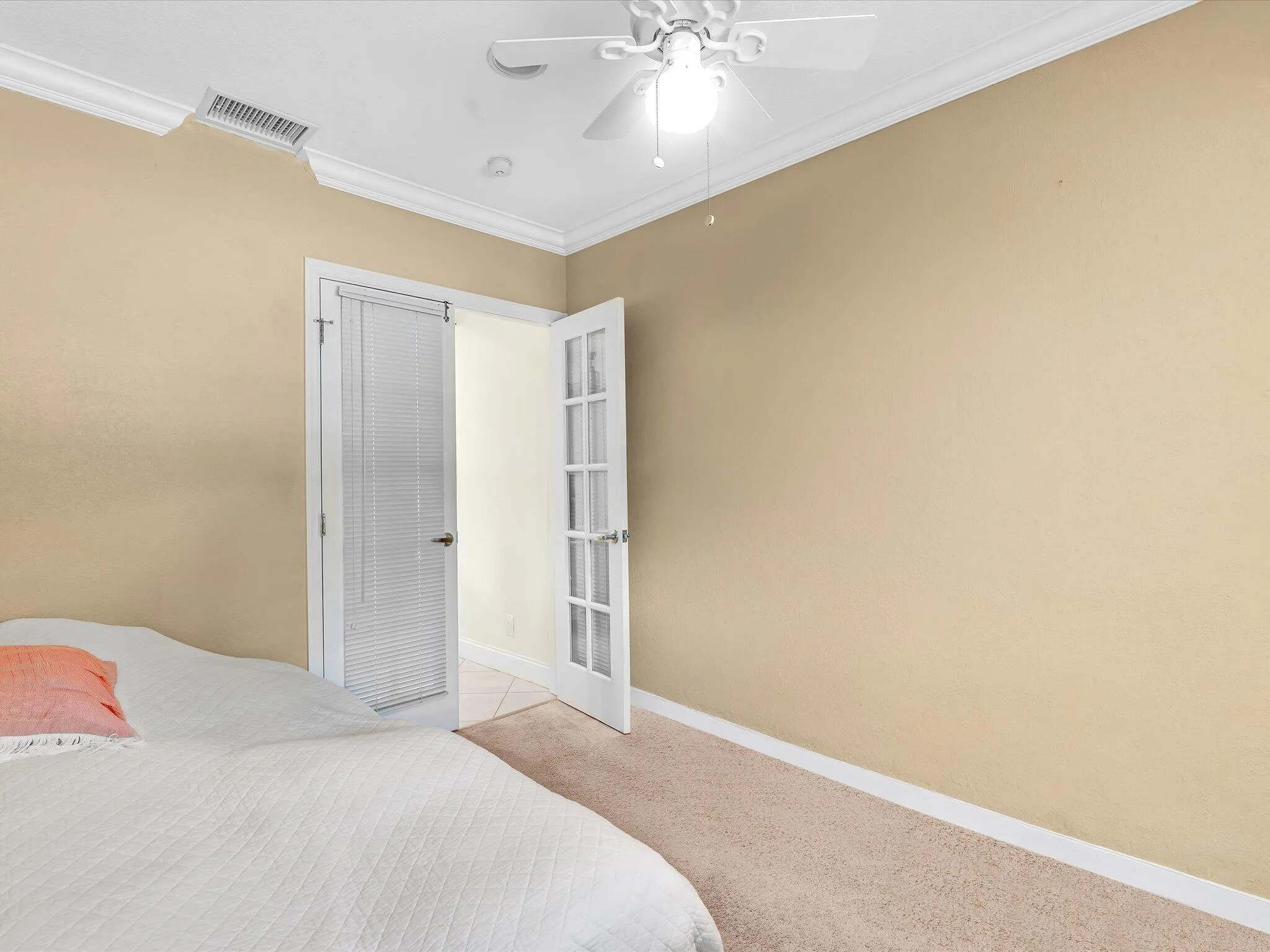 Crown molding and a ceiling fan with integrated lighting