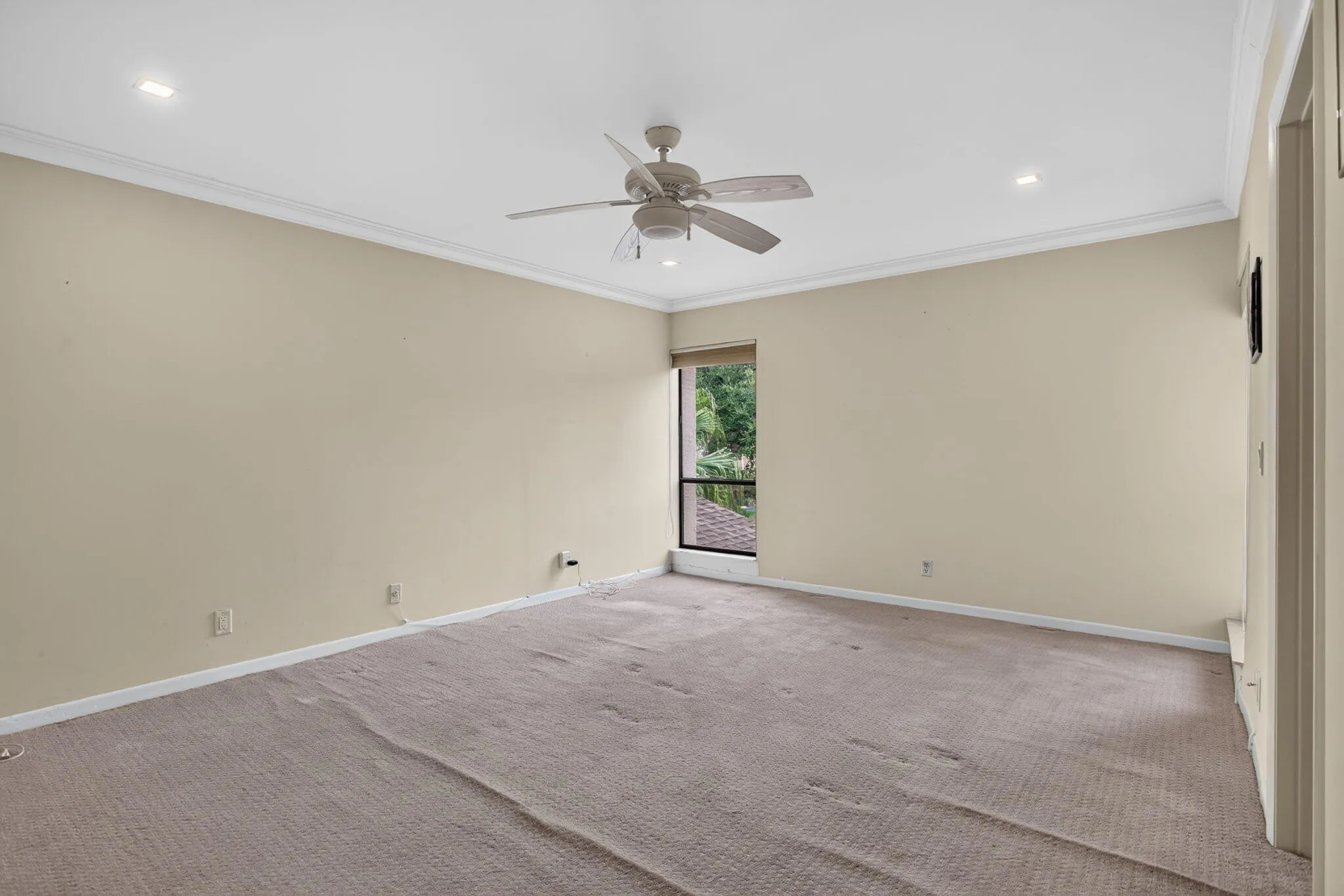 MAIN BEDROOM