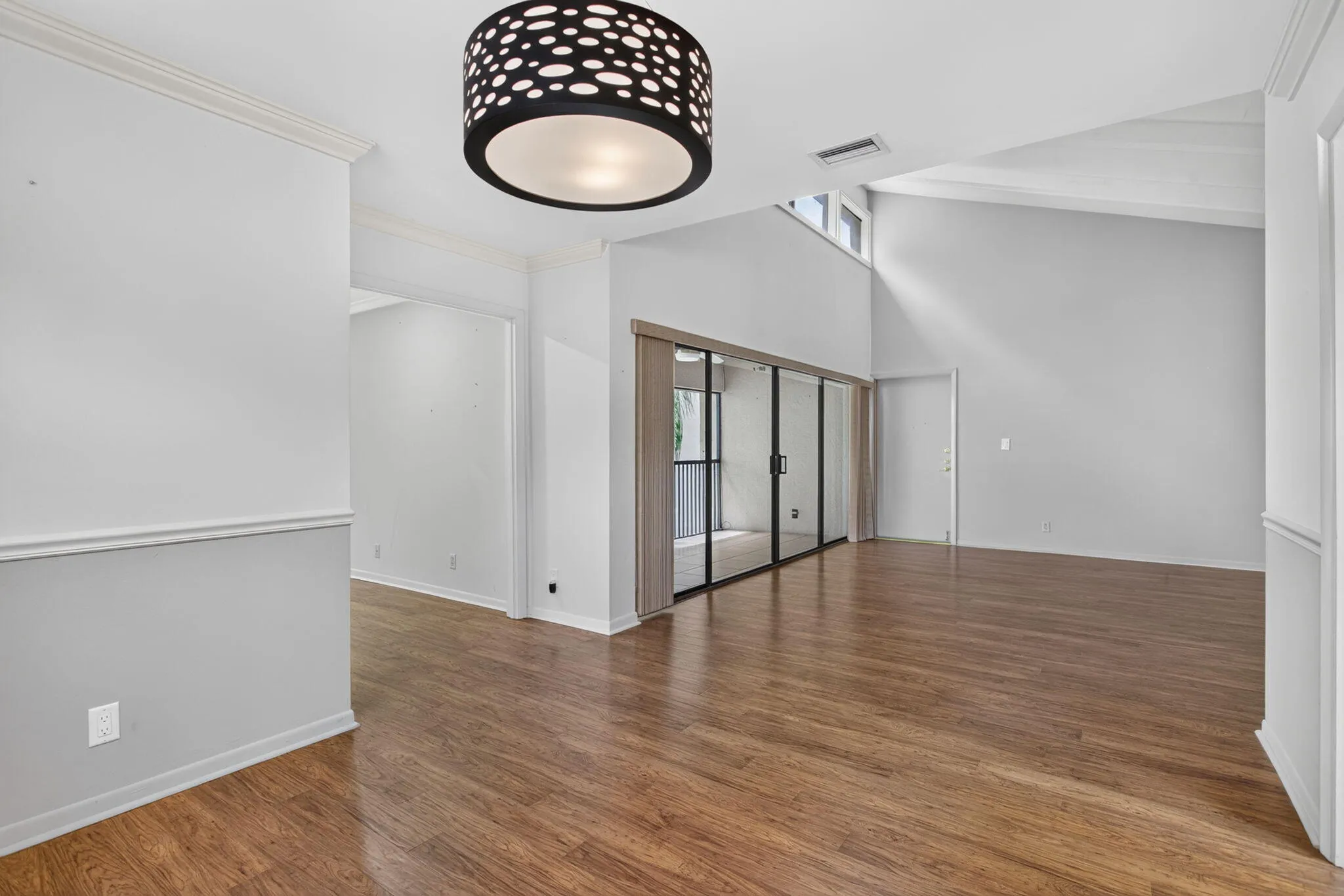 VIEW DINING AREA TO LIVINGROOM
