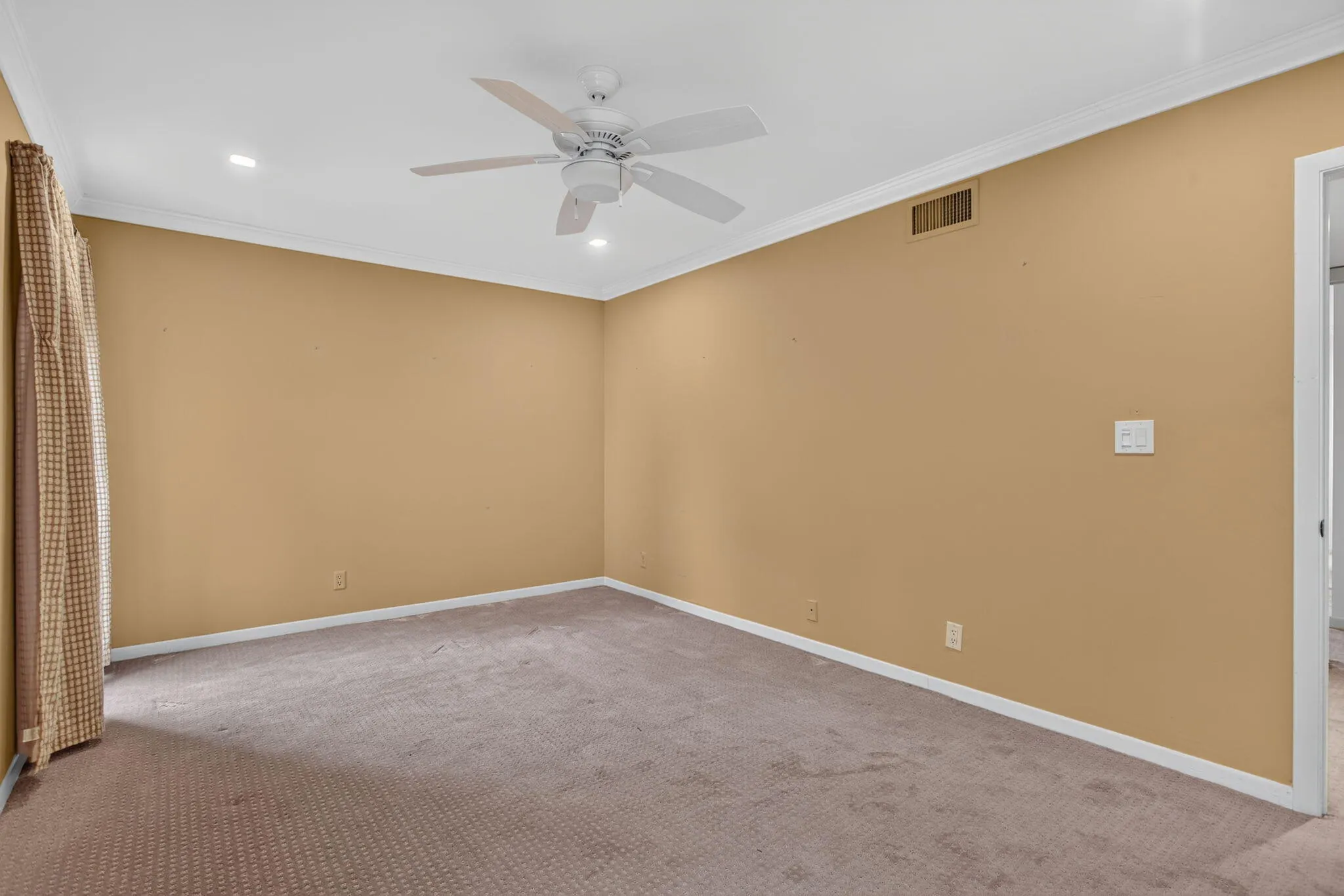 MAIN BEDROOM