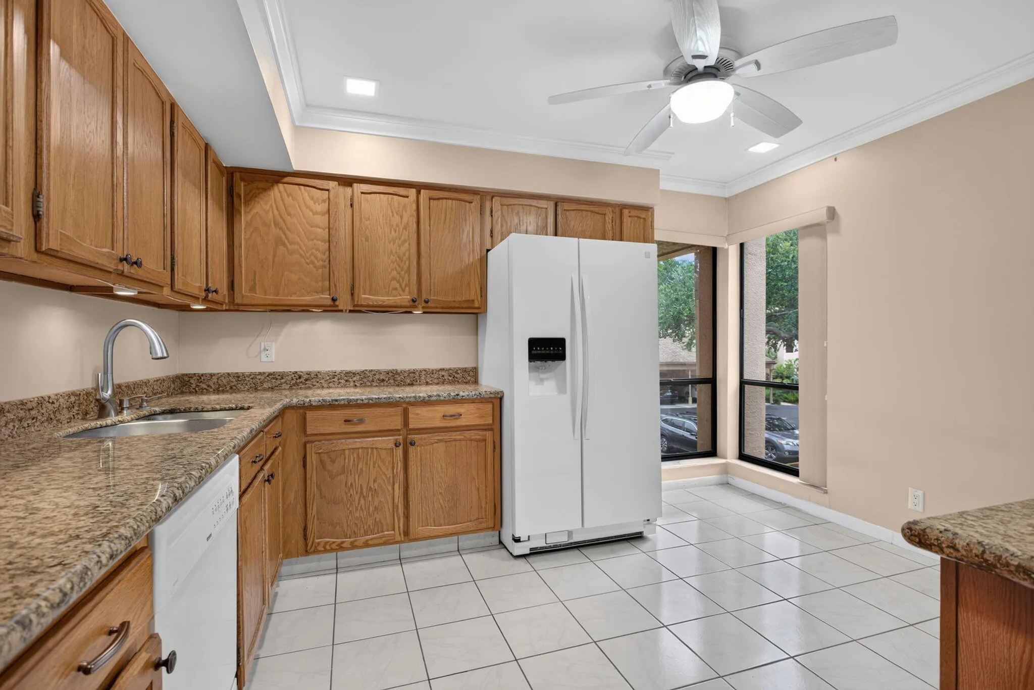 BIG KITCHEN