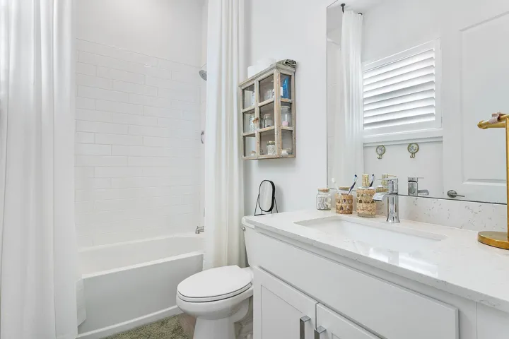 Ensuite Bath (2)
